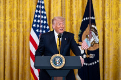 トランプ「米国併合の賛同したグリーンランド住民に3100万円あげるよ♥」