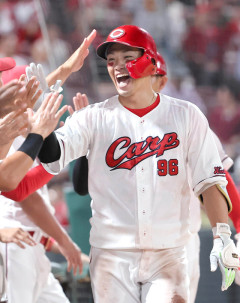 カープ中村奨成、1号場外ホームラン！朝山クリニック後に2軍で今季初アーチ「取り返したい」