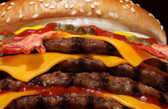 【画像】話題のバーガーキング新作を食べた人「こんなの食ったら全ての臓器が悲鳴を上げて死んでしまう」パシャッ　→　マジのガチでエグすぎて4万いいねｗｗｗｗｗ