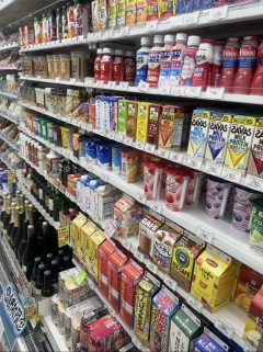 外国人「日本のコンビニのドリンクコーナーにいるけど何がおすすめ？」