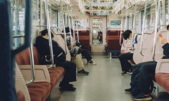 【動画】電車内で立ちウンコする人が発見される