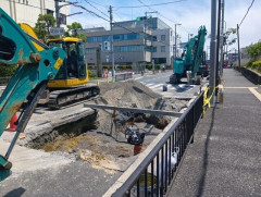 【悲報】大阪で道路陥没