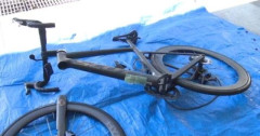 高級ロードバイクに乗る大学生（19）が停車中の車に突っ込み死亡…