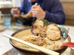 僕「テーブル席座ろ😚」店員「相席お願い出来ますか😊？」僕「へ？」店員「混んでまして😊💦」
