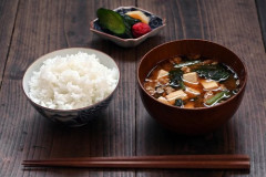 【悲報】江戸時代って塩と味噌しか調味料なかったんだろ…