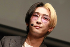 【波紋】ヒカルさん、シンママ新恋人の1歳児を大理石の床上で“逆さ”にして「危ない」と批判集まる…