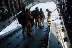 英陸軍医療チームが落下傘降下、南大西洋英領の離島でハンタウイルス疑い…クルーズ船から下船した乗客！