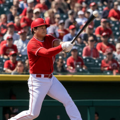大谷翔平、試合前フリー打撃で推定160メートル特大弾 異例の屋外打撃は52スイング柵越え17本 地元ファンどよめかせる   #MLB