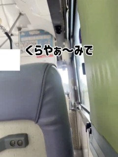 【悲報】バスの運転手さん、誰もいないと思い走行中に熱唱してしまう