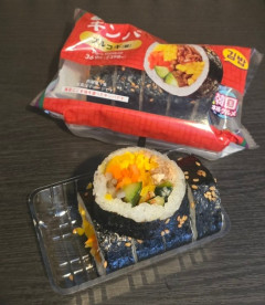 韓国人「日本のコンビニで売ってる最高に美味しい海苔巻きがこちらです‥」→「中身がぎっしりの海苔巻きに衝撃」