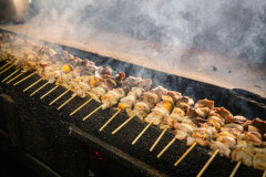 【悲報】焼き鳥屋さん、飲酒運転を推奨してしまう