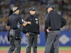 阪神　伏見にサンタナのスイングしたバットが左肩付近に直撃　後逸して走者が二塁へ進むも一塁へ戻して再開　危険スイングとは判定されず
