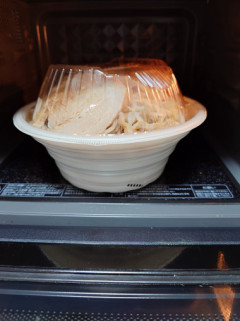 セブンのデカ豚ラーメン買ってきたで！