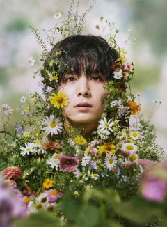 山田涼介、花まみれのビジュアル公開　“このミス大賞”受賞作「一次元の挿し木」ドラマ化に主演