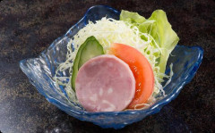 複数人で飲みに行った時にサラダ頼む奴の思考がわからん。あれはなに目的で頼んでるの？