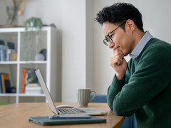 【悲報】 総務省で働く33歳男性「年収1400万円、残業時間200時間です」