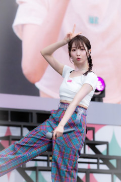 【画像】アイドルさん、ウエストのサイズが合ってない衣装を着せられてしまうｗｗｗｗｗｗｗｗ