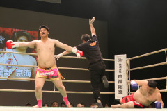 【悲報】ヘビー級プロレスラーさん2人、キックボクシングに挑戦するも24秒と72秒でKO負けしてしまうｗｗｗｗｗｗｗｗｗｗ