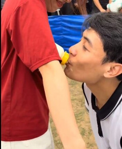 【悲報】女の子の腋から牛乳を飲む遊び、流行ってしまうｗｗｗｗｗｗ