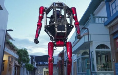 中国企業が有人変形ロボット「GD01」を発表、二足歩行に加え四足歩行も可能…量産型で価格は約1億円！