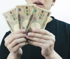 15～17歳の少年少女、84歳のお婆ちゃんを羽交い絞めにして現金８万円を奪ってしまう...