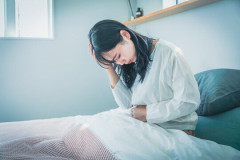 【動画】女の子「男はニオイで生理が分かるのか検証してみた」