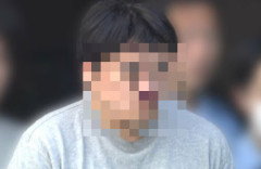 小3女児の水筒に下半身をこすりつけ再逮捕された小学校教諭(39)「報道カメラが来てる…顔隠さなきゃ！」 →