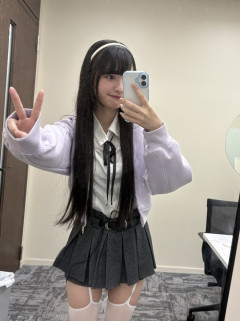 【画像】新人声優さん、とんでもない衣装でムッチムチの太ももを披露する