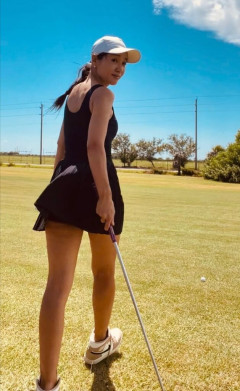 【画像】鈴木紗理奈さん(48)ミニスカワンピでゴルフをプレーwwwwwwwwwwwwwww