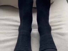 彼女がユニークな柄の靴下を履いていた。おそろいだね → いっしょに暮らす彼の足はこちらです…