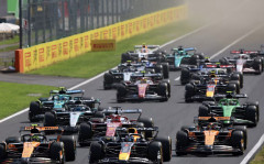 【衝撃】現在F1で1位のレーサーさん、マッマに職場まで送ってもらっていたことが判明