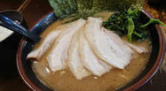 なぜラーメンに白米、うどんにおにぎりは合うのか？