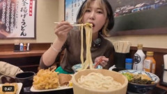 大食いYouTuberさん　あまりにも食べ方が汚くて炎上
