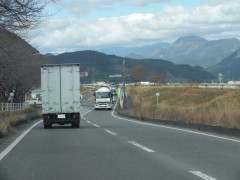 原付バイクの男子高校生がトラックに追突され死亡、先行車を待って停止中に追突されたか