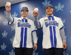 DeNA相川監督「尾形の身体を触ってみたけど体つきがいい」とニヤリ。