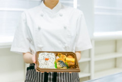市販の弁当に混ざってると少しだけ「🥺」な顔になる具材【🍱】