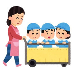 【怖い】車庫から車を出そうとしたら、ちょうど散歩者を押している保育士がこちらに向かってきた。先に行ってもらおうと合図しても保育士が動かず、先に出ようと車を動