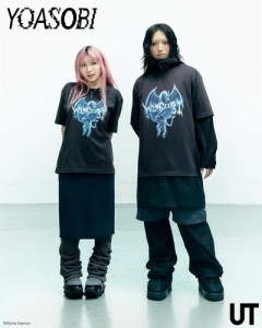 【悲報】Ayaseさん、ユニクロ半袖Tシャツの広告なのに長袖ハイネックでタトゥー完全防御してしまうｗｗｗｗｗｗｗｗｗｗ
