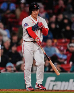 吉田正尚(右投手専で平均の打撃、守備走塁壊滅)←こいつの使い道