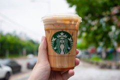 女性ウーバーさん、コーヒーを溢しちゃうも許される