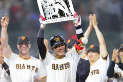 【感動】ジャイアンツ坂本勇人、通算300号の瞬間…ベンチの反応がたまらん