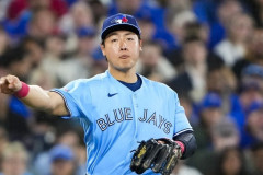 【珍事】岡本和真さん、守備で客席ネットにダイブしてしまうｗｗｗ