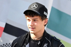 現在F1で1位のレーサーさん(19)、マッマに職場まで送ってもらっていたことが判明