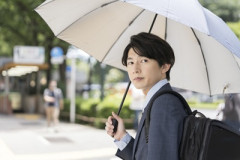 【悲報】「日傘男子」都内に出現開始ｗｗｗｗｗ