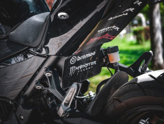 バイクや車にメーカーのステッカー貼って広告してるやつ何なの？