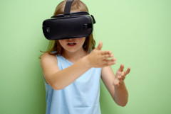 VRドライブシミュレーターに合わせて人型ロボットが後ろから椅子を揺らすシステム、開発される