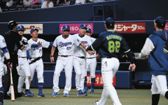 ヤクルト池山監督、中日井上監督に屈する