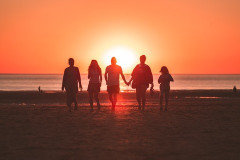 「いい大学に入りいい会社に入り結婚をし子供に恵まれて孫にも恵まれる」←全員目指すから不幸がいる