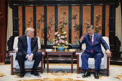 【爆笑】　習近平、トランプより格上だと見せるために椅子の座面を上げた結果、足が浮いてしまう （※画像あり）