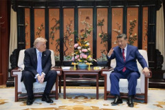習近平、トランプより格上だと見せるために椅子の座面を上げた結果、足が浮いてしまう  [5/16]